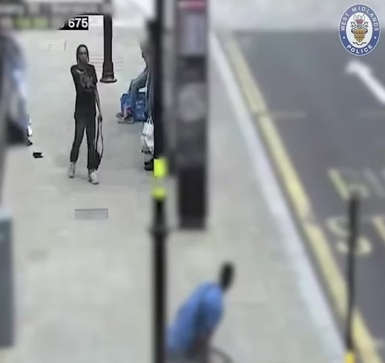 伯明翰|持槍青向踩單車追他的藍衫男舉槍。(互聯網)