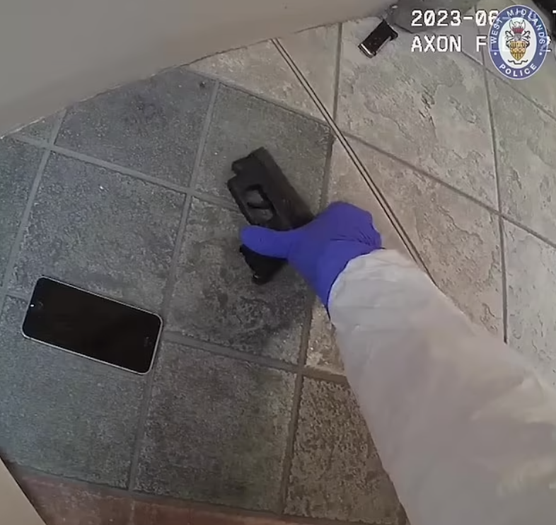 伯明翰|持槍青年的手槍及手機。(互聯網)