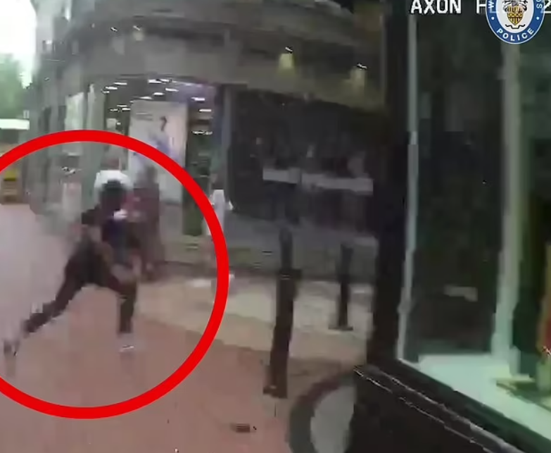 伯明翰|持槍青年見警員趕至即逃。(互聯網)