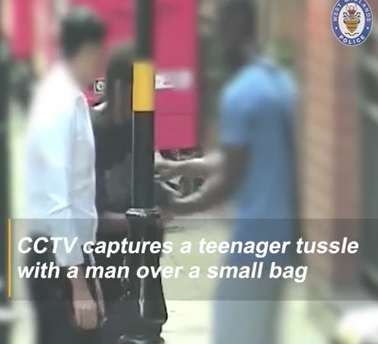 伯明翰|持槍青年與一名藍衫男拉扯。(互聯網)