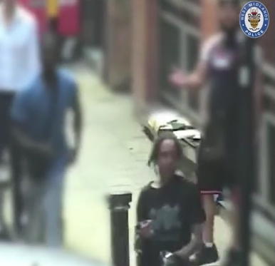 伯明翰|持槍青年被一名藍衫男追趕。(互聯網)