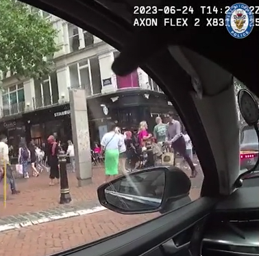 伯明翰|持槍青年身處人來人往購物區。(互聯網)