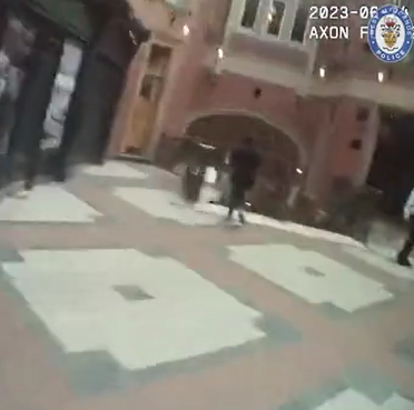 伯明翰|青年跑落樓梯。(互聯網)