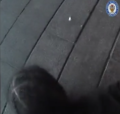 伯明翰|最終在一名休班警協助下截住該名青年。(互聯網)