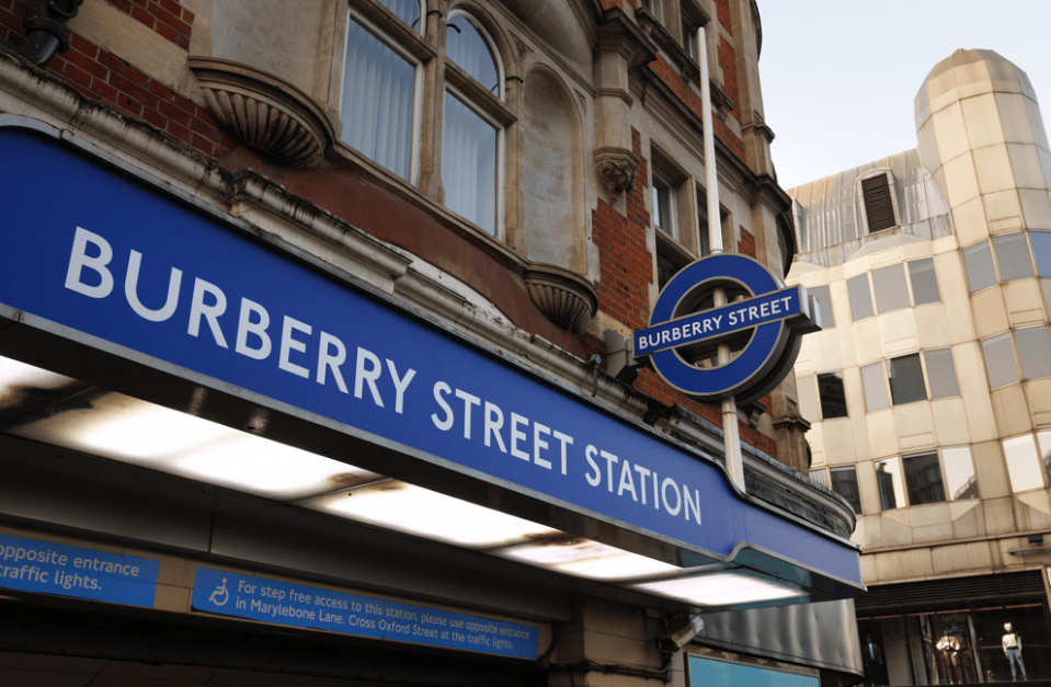 移民英國|站外顯示該站臨時改名為「Burberry Street」。(互聯網)