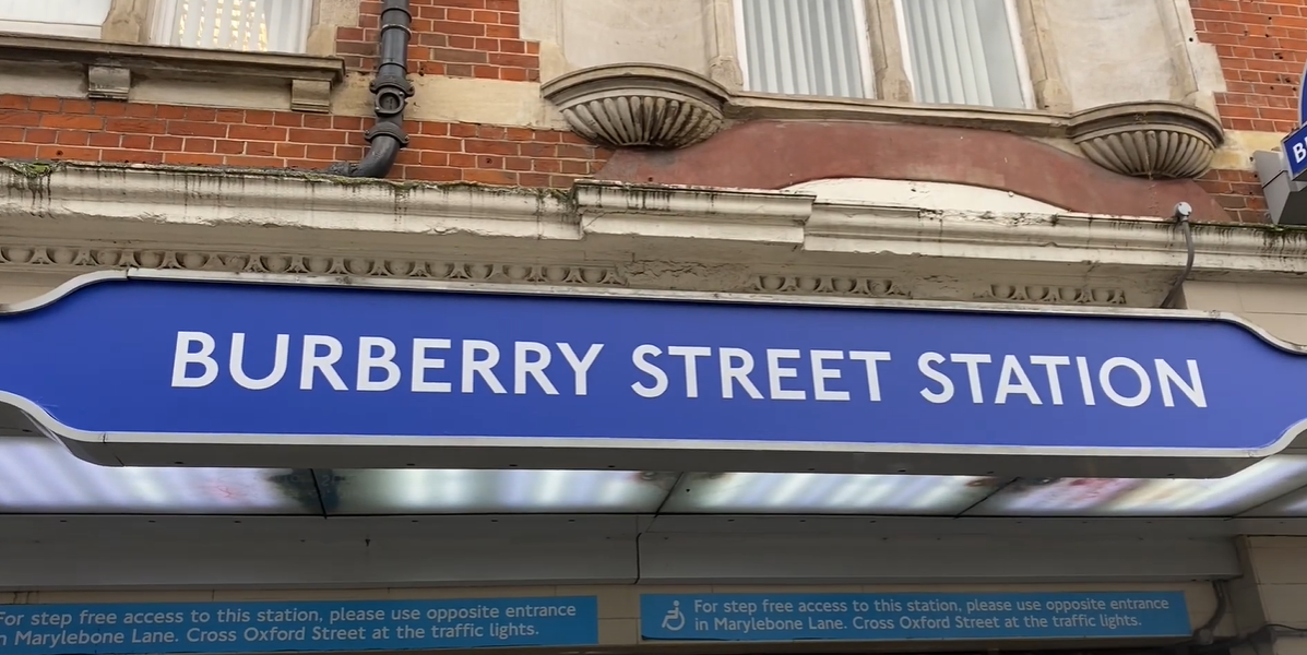 移民英國|站外顯示該站臨時改名為「Burberry Street」。(互聯網)