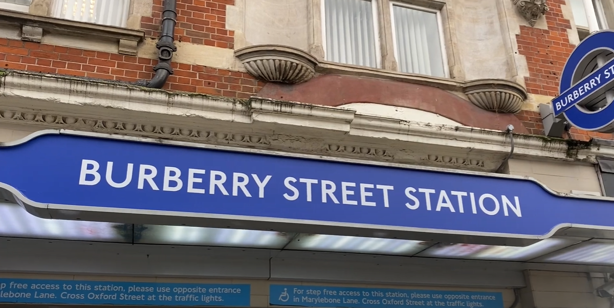 移民英國|站外顯示該站臨時改名為「Burberry Street」。(互聯網)