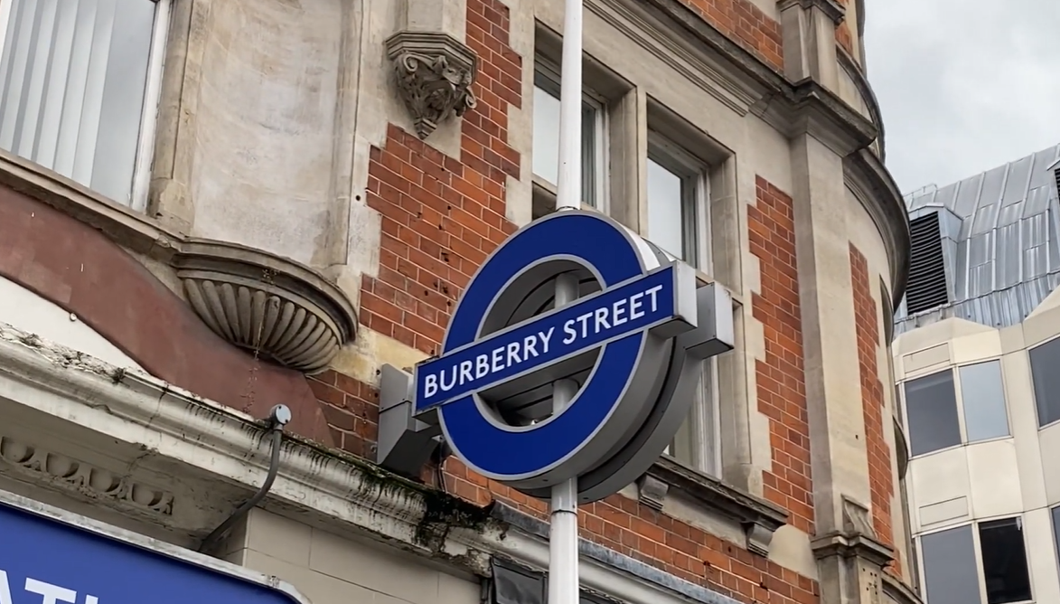 移民英國|站外顯示該站臨時改名為「Burberry Street」。(互聯網)