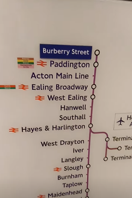 移民英國|站內路線圖也臨時改名為「Burberry Street」。(互聯網)