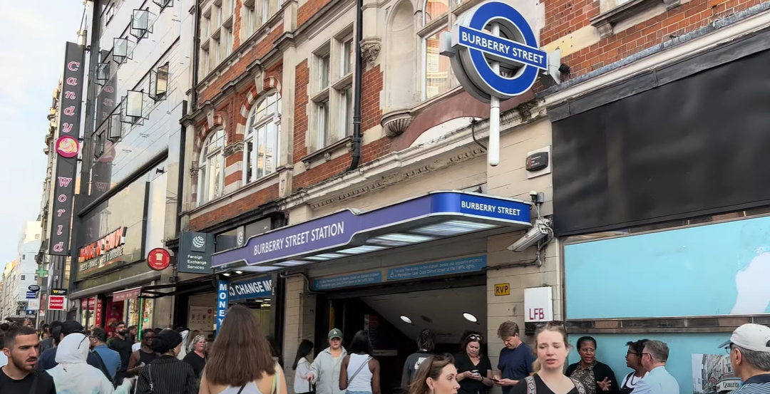 移民英國|站外顯示該站臨時改名為「Burberry Street」。(互聯網)