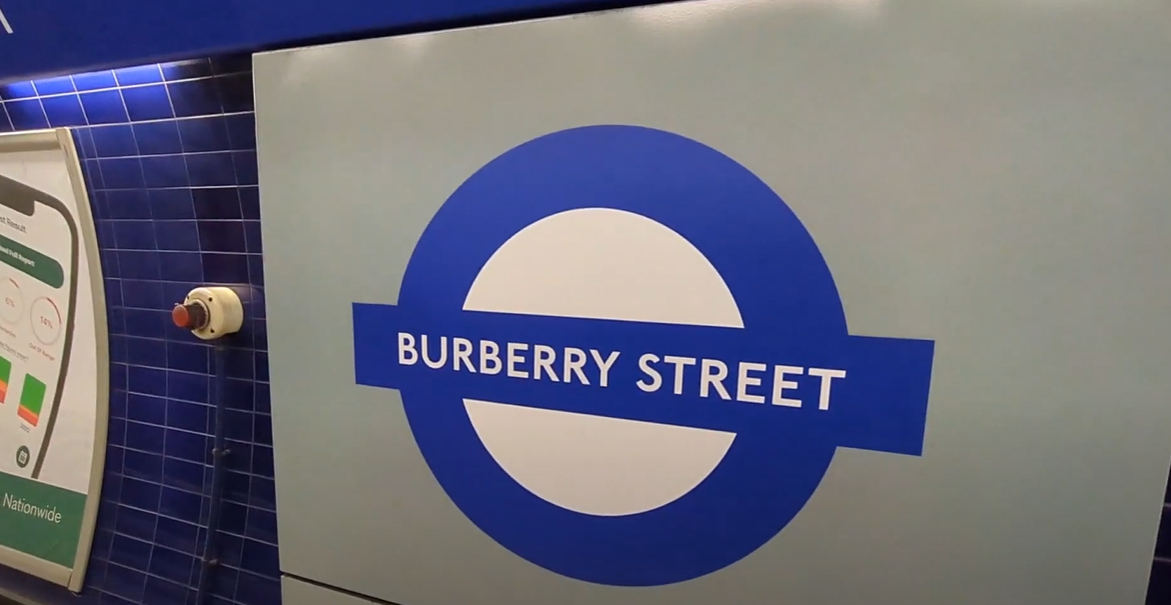 移民英國|站內顯示該站臨時改名為「Burberry Street」。(互聯網)