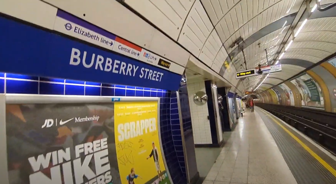移民英國|站內顯示該站臨時改名為「Burberry Street」。(互聯網)