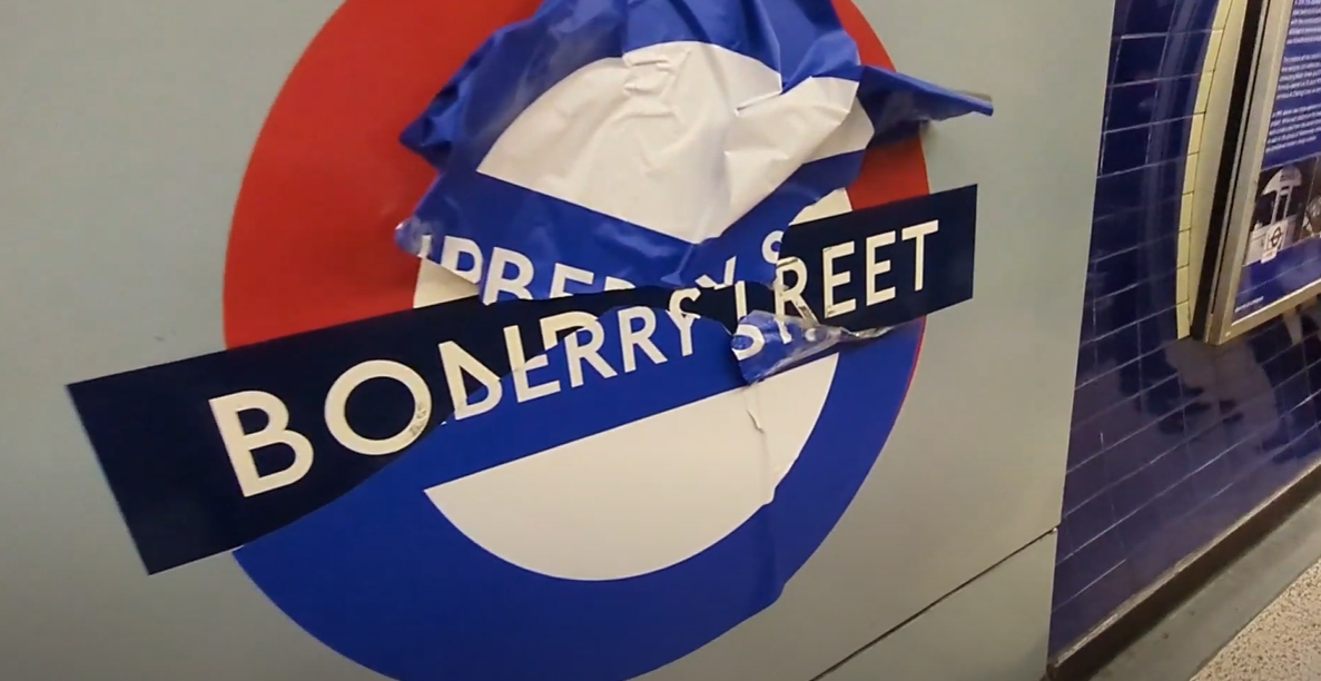 移民英國|站內有臨時站名被人撕毀。(互聯網)