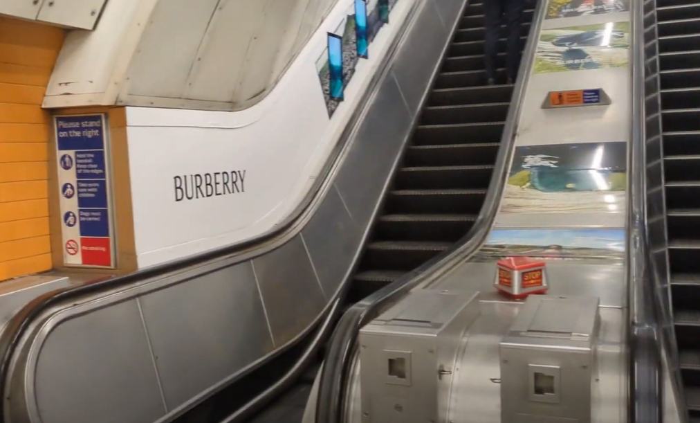 移民英國|站內扶手電梯展示Burberry廣告。(互聯網)