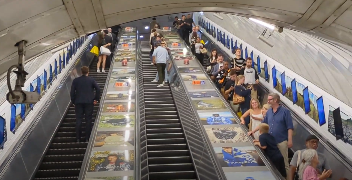 移民英國|站內扶手電梯展示Burberry廣告。(互聯網)