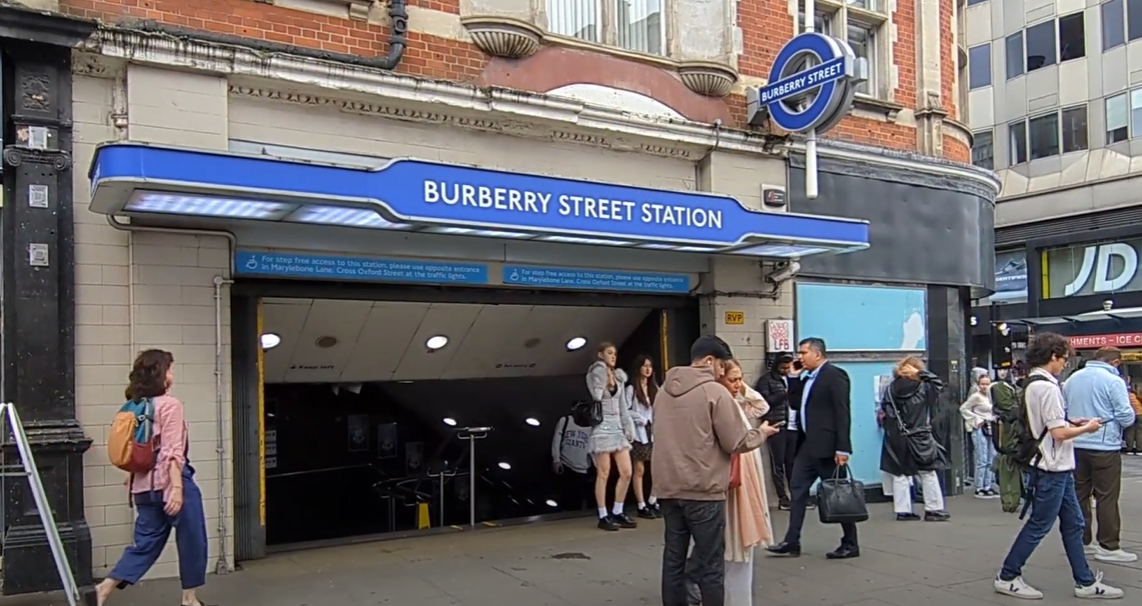 移民英國|站外站名叫「Burberry Street Station」。(互聯網)