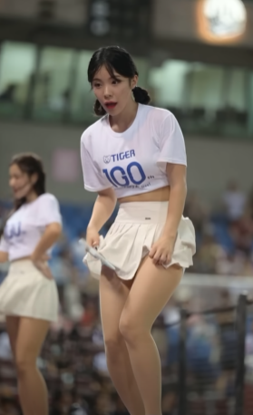 南韓啦啦隊女神李多慧驚慌遮裙子畫面瘋傳 1個月破億觀看次數(YOUTUBE ENZOYEH - OWL La La截圖)