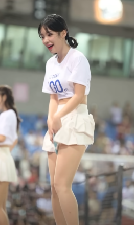 南韓啦啦隊女神李多慧驚慌遮裙子畫面瘋傳 1個月破億觀看次數(YOUTUBE ENZOYEH - OWL La La截圖)