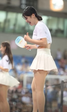 南韓啦啦隊女神李多慧驚慌遮裙子畫面瘋傳 1個月破億觀看次數(YOUTUBE ENZOYEH - OWL La La截圖)