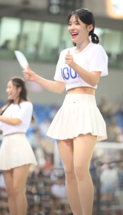 南韓啦啦隊女神李多慧驚慌遮裙子畫面瘋傳 1個月破億觀看次數(YOUTUBE ENZOYEH - OWL La La截圖)