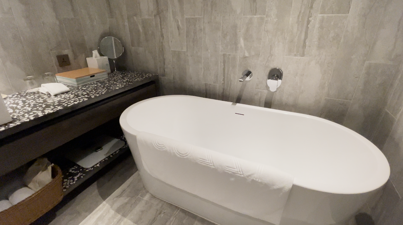 洗手間有齊企缸及浴缸,空間感十足。