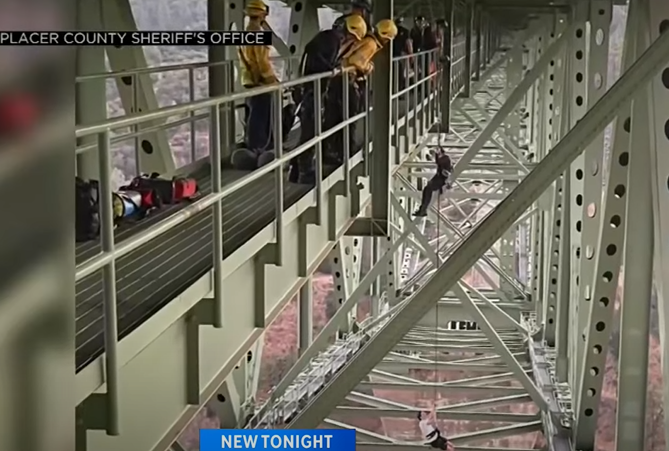 加州19歲少年Foresthill Bridge打鞦韆受困半空 警察消防冒險垂吊救人