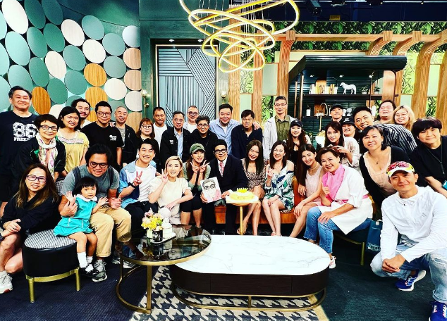 宋芝齡IG上載多張相片慶與《流行都市》台前幕後一同慶祝祝安德尊62歲生日正日