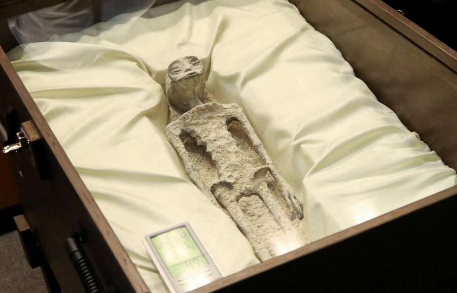 外星人遺骸|墨西哥國會日前公開兩具「非人類遺骸」,被指是外星人。(互聯網)