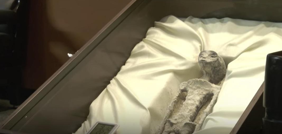 外星人遺骸|墨西哥國會日前公開兩具「非人類遺骸」,被指是外星人。(互聯網)