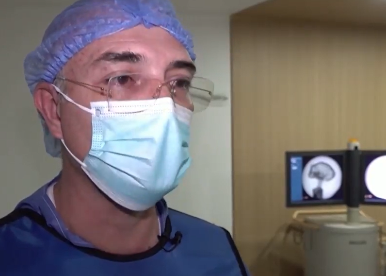 外星人遺骸|墨西哥海軍研究所所長貝尼特斯(Jose de Jesus Zalce Benitez)指「外星人遺骸」未經人工組裝。