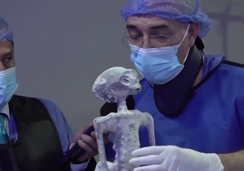 外星人遺骸|墨西哥海軍研究所所長貝尼特斯(Jose de Jesus Zalce Benitez)指「外星人遺骸」未經人工組裝。