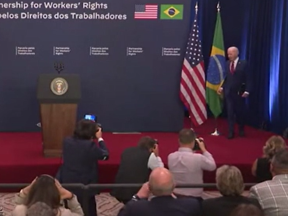 拜登出醜|拜登上台時行得太近巴西國旗,他伸手將國旗推開。(互聯網)