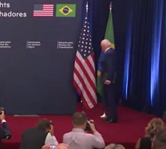 拜登出醜|拜登幾乎撞跌巴西國旗。(互聯網)