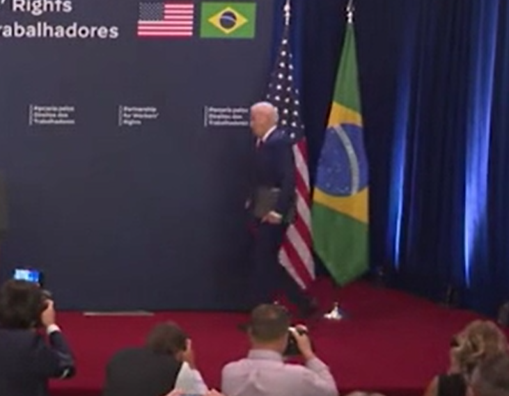 拜登出醜|拜登幾乎撞跌巴西國旗後,聳聳肩快步走。(互聯網)