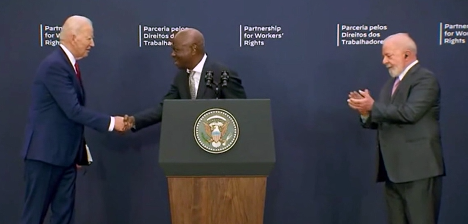 拜登出醜|拜登跟洪博握手,盧拉還在旁熱烈鼓掌。(互聯網)