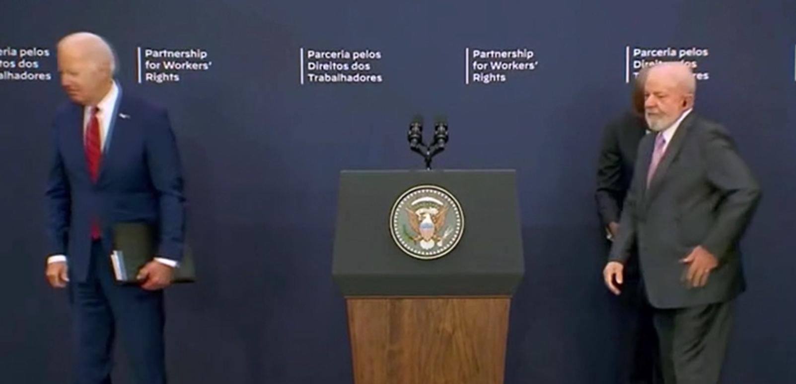 拜登出醜|盧拉想握手,但拜登轉身即閃。(互聯網)