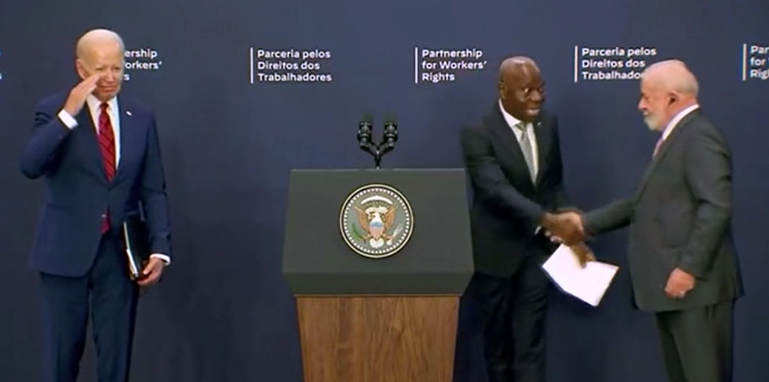 拜登出醜|輪到盧拉跟洪博握手,拜登卻向台下敬禮,準備閃人。(互聯網)