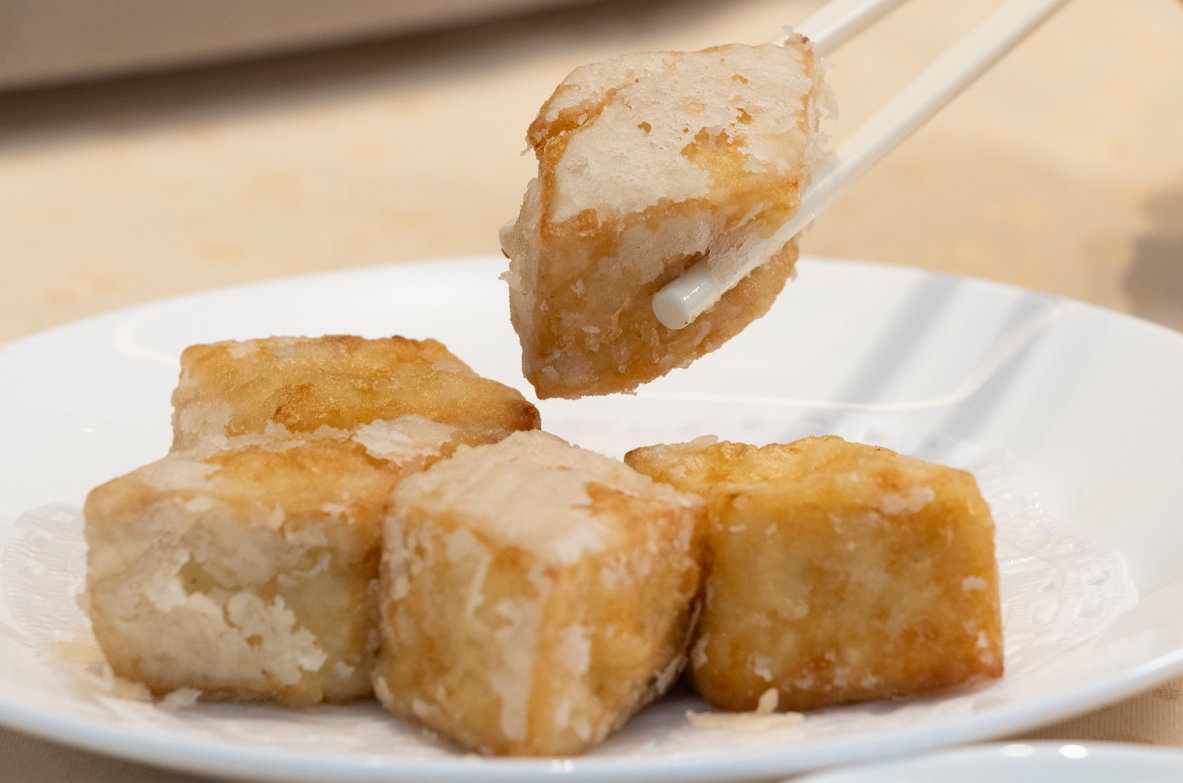 雞子戈渣可有三種食法:原味時能吃岀雞肉鮮味和上湯的甜、沾砂糖則像甜點般、沾蠔油則像吃了一隻入口即溶的生蠔。(攝:蘇文傑)