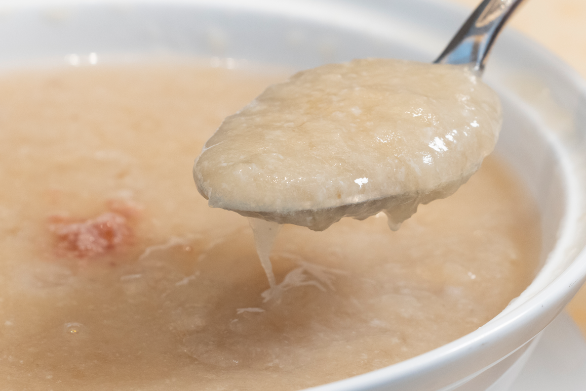 燕窩鷓鴣粥先以鷓鴣拆絲,後以參薯、燕窩及上湯同煮,每口都可食到絲絲燕窩,十分足料。(攝:蘇文傑)
