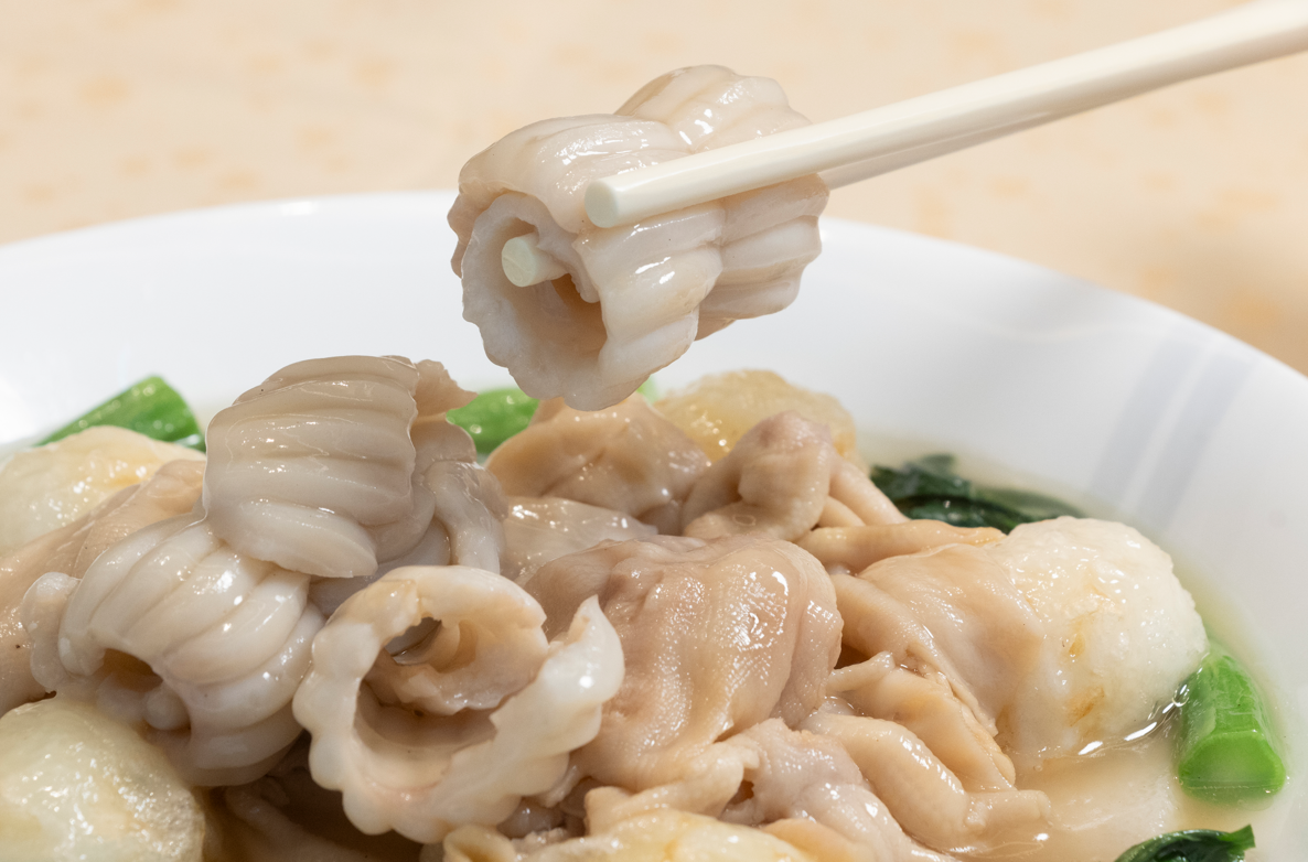 竹笙鴿蛋天梯中的天梯是豬喉嚨的繫帶,整道菜味道清淡,以上湯注味帶岀食材本身的鮮味。(攝:蘇文傑)