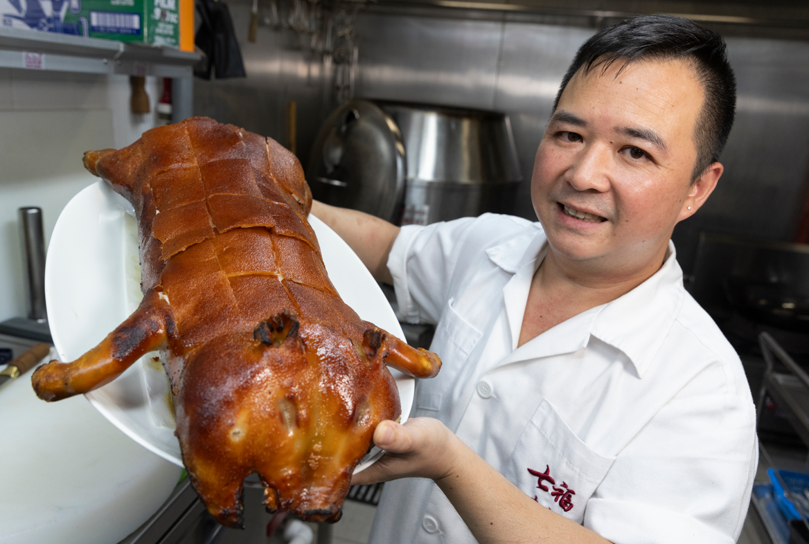 聽當日燒乳豬的鐘師傅説,要正式岀師燒到一隻靚乳豬最少20年。(攝:蘇文傑)