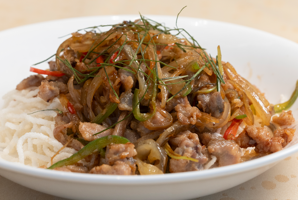 味菜炒水魚絲選用野生水魚,難度在於水魚多骨肉少起肉難,更不要説要切成粗幼一致的絲狀。(攝:蘇文傑)