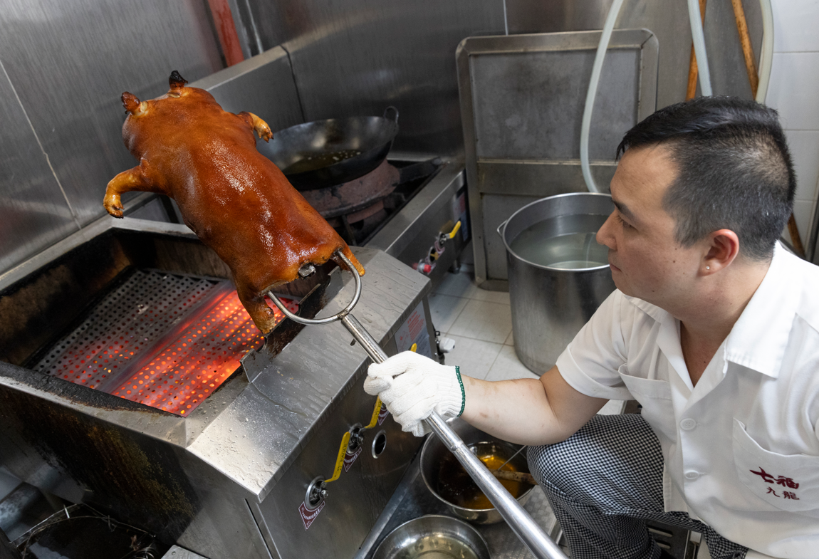 完成一隻乳豬需時兩天,才可燒岀皮脆肉不膩的芝麻皮乳豬。(攝:蘇文傑)