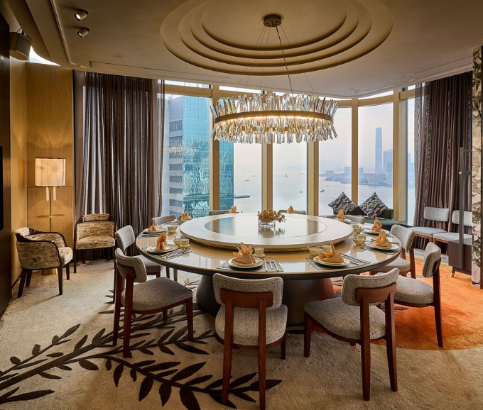 坐享全視線維港美景,品嘗米芝蓮星級奢華 佳餚及手工點心,沉浸在異彩紛陳的美食饗宴中。