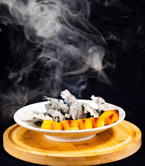 「吞雲吐霧」,由行政總廚設計,先以秘製醬料醃製精選芝士,烤焗後再配以炸海苔,絕對是最佳的佐酒小食。