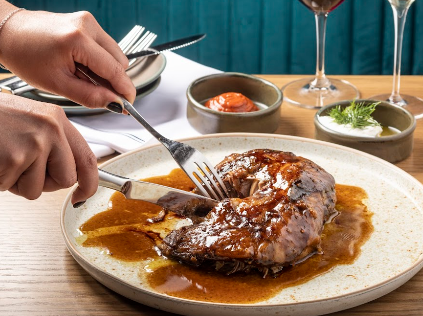 慢煮伊比利亞豬頸肉配傳統蘿蔔、羽衣甘藍及砵酒黑醋汁