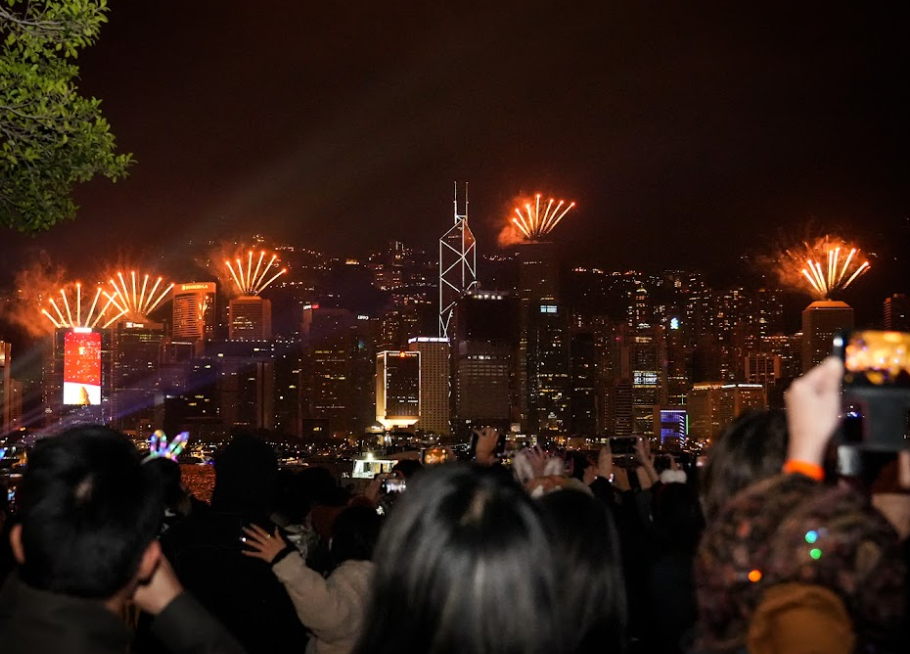 現場音樂將會熱播不停,連同海浪聲伴隨下,一邊與朋友家人觀賞璀璨煙花, 一邊舉杯歡呼享用滋味美食。