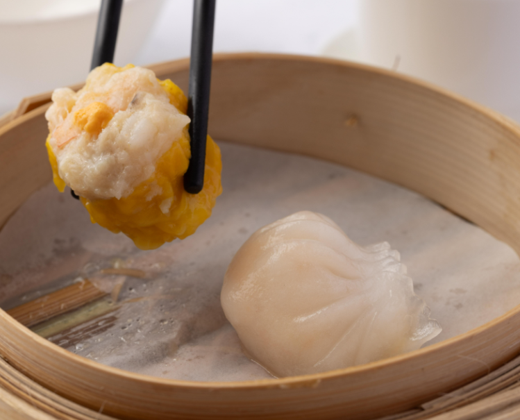 點心菜式包括荀尖鮮蝦餃、蟹皇蒸燒賣