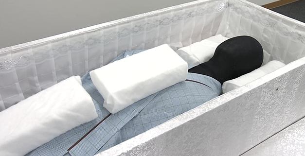 根據日本喪儀習俗,遺體會在先在家中放,期間會用乾冰保存。(互聯網)