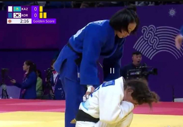 李慧卿有上前安撫,彎腰慰問(影片截圖)